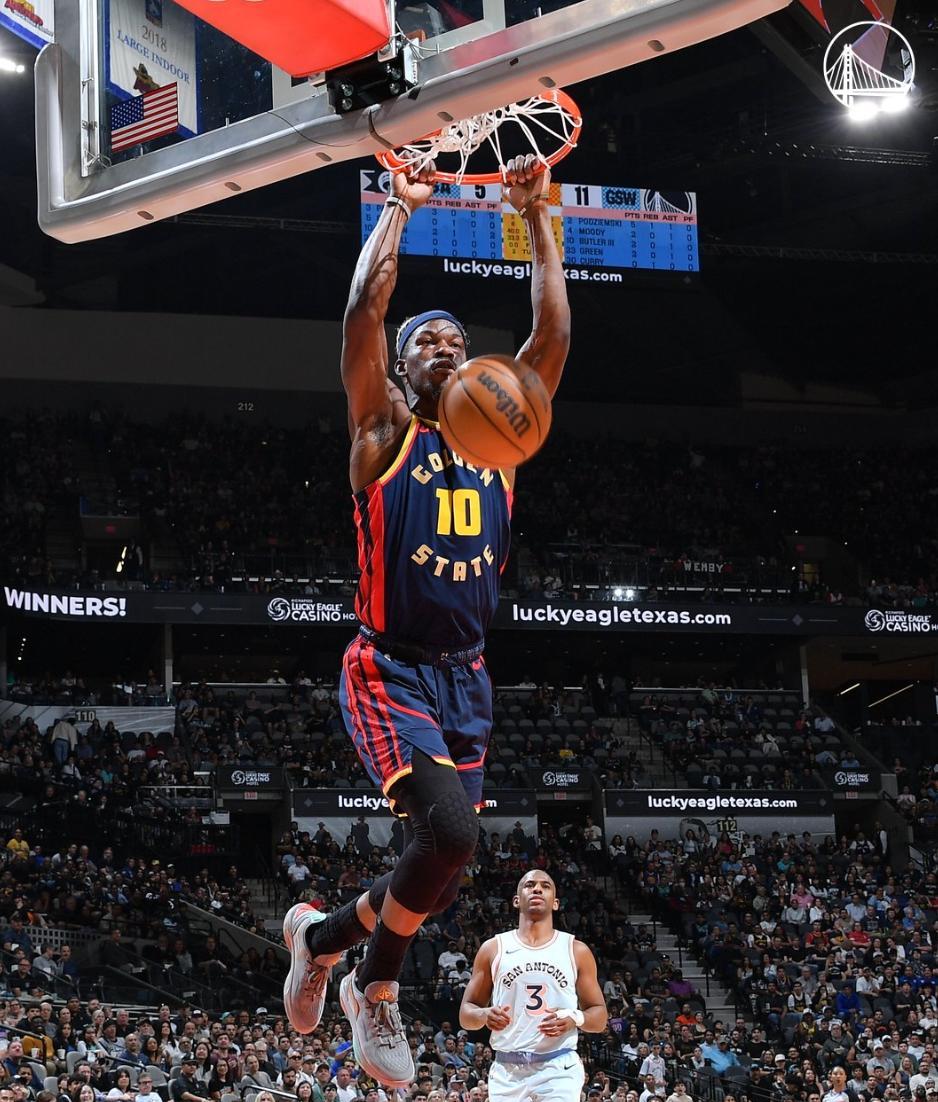 爵士主场大胜马刺,登西部第二 爵士主场大胜马刺,登西部第二