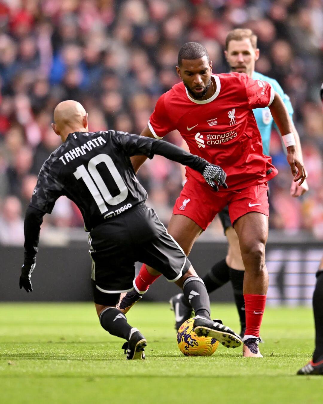 阿贾克斯被利物浦逼平,取得一分 阿贾克斯被利物浦逼平,取得一分