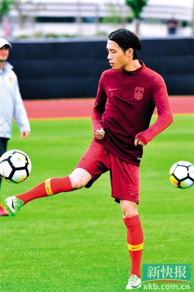 乐鱼体育线上网站-鹈鹕队主场失利，困境重重期待突破