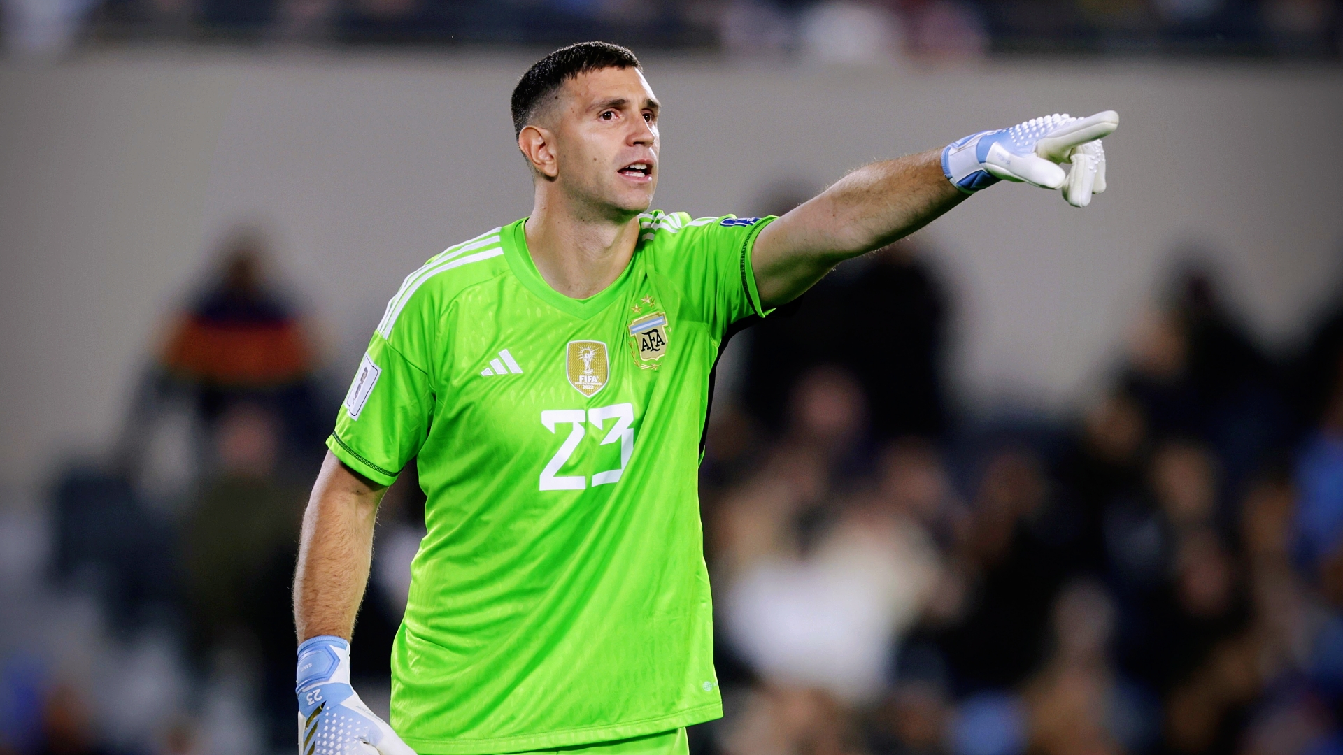 阿斯顿维拉大巴黎后卫引进，球队防线更稳固