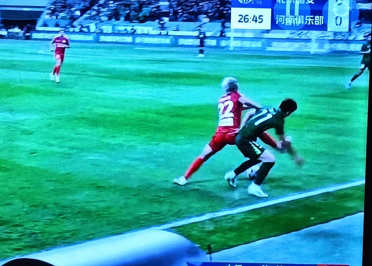 场下球迷暴动,影响比赛进程 场下球迷暴动,影响比赛进程