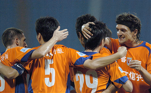 山东鲁能实力碾压对手,球迷尽情欢呼 山东鲁能实力碾压对手,球迷尽情欢呼